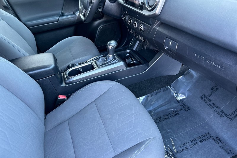 Toyota Tacoma 4WD Vehicle Full-screen Gallery Image 18