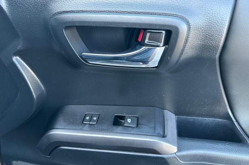 Toyota Tacoma 4WD Vehicle Full-screen Gallery Image 20