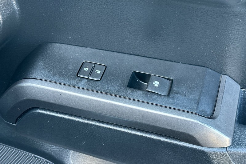 Toyota Tacoma 4WD Vehicle Full-screen Gallery Image 21