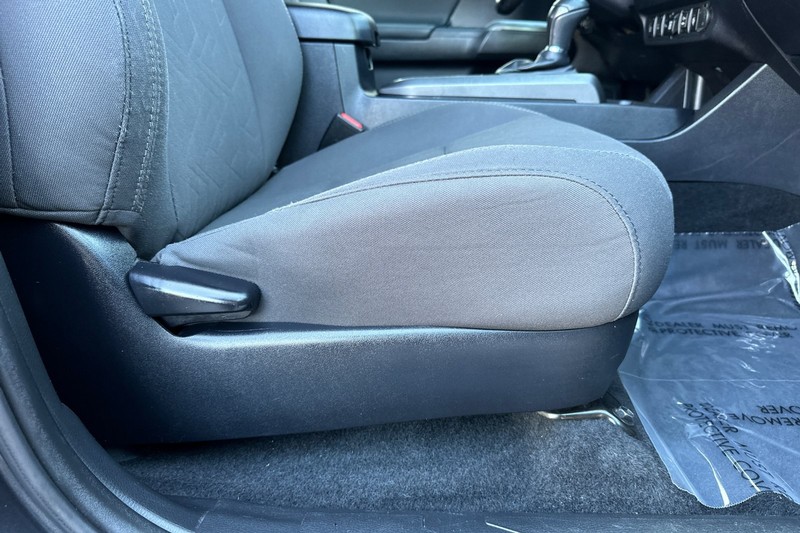 Toyota Tacoma 4WD Vehicle Full-screen Gallery Image 22