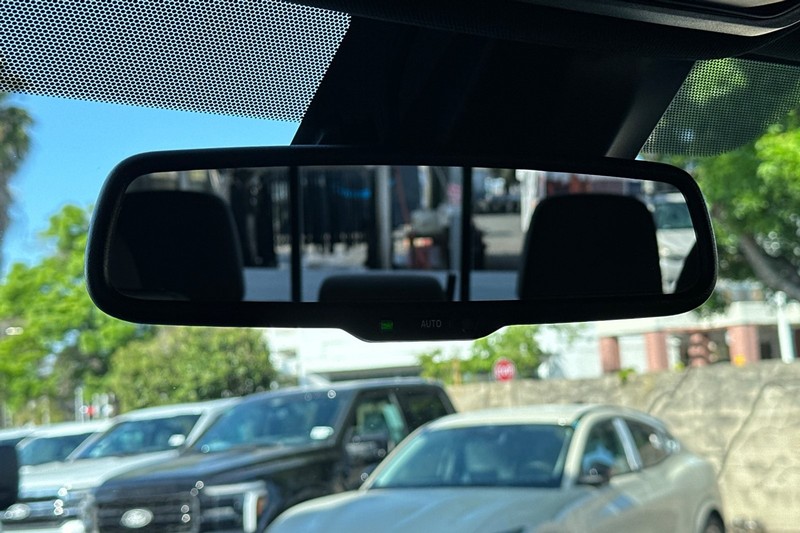 Toyota Tacoma 4WD Vehicle Full-screen Gallery Image 24