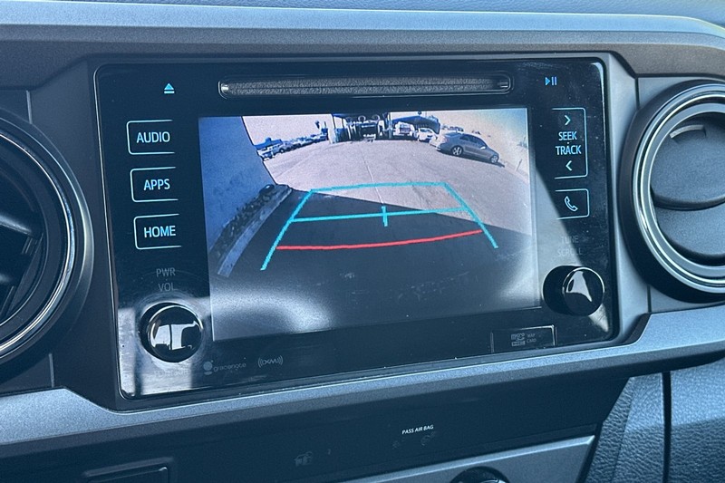 Toyota Tacoma 4WD Vehicle Full-screen Gallery Image 26