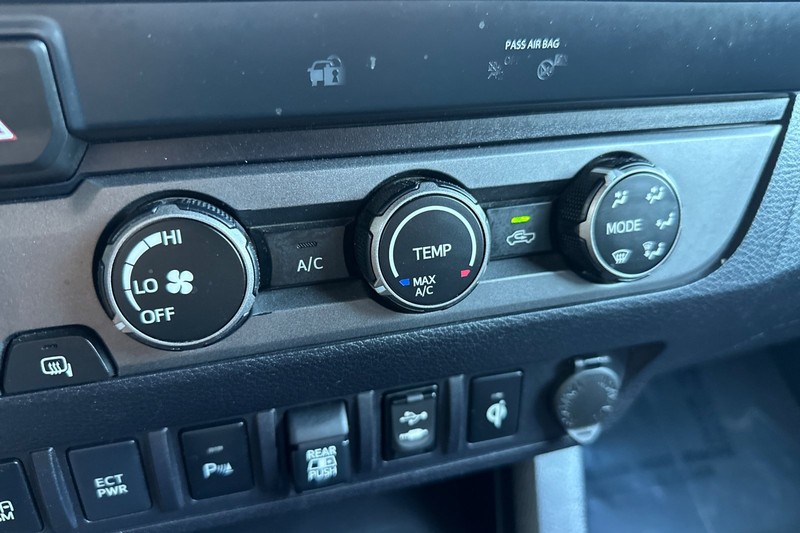 Toyota Tacoma 4WD Vehicle Full-screen Gallery Image 27