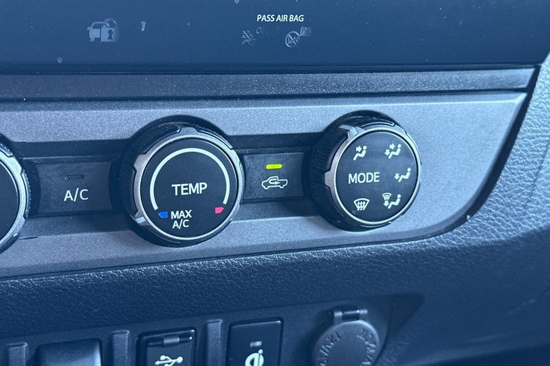 Toyota Tacoma 4WD Vehicle Full-screen Gallery Image 29