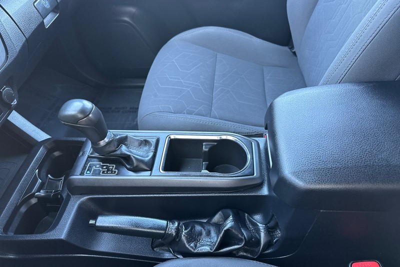 Toyota Tacoma 4WD Vehicle Full-screen Gallery Image 31
