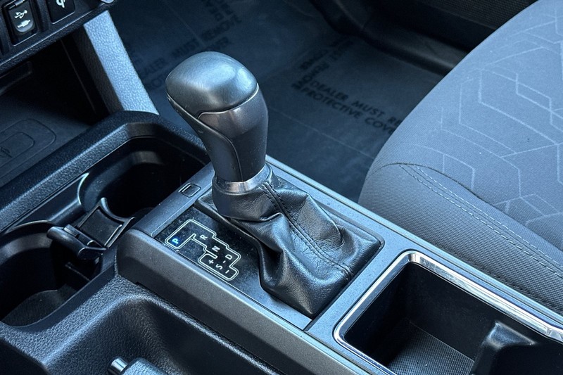 Toyota Tacoma 4WD Vehicle Full-screen Gallery Image 32