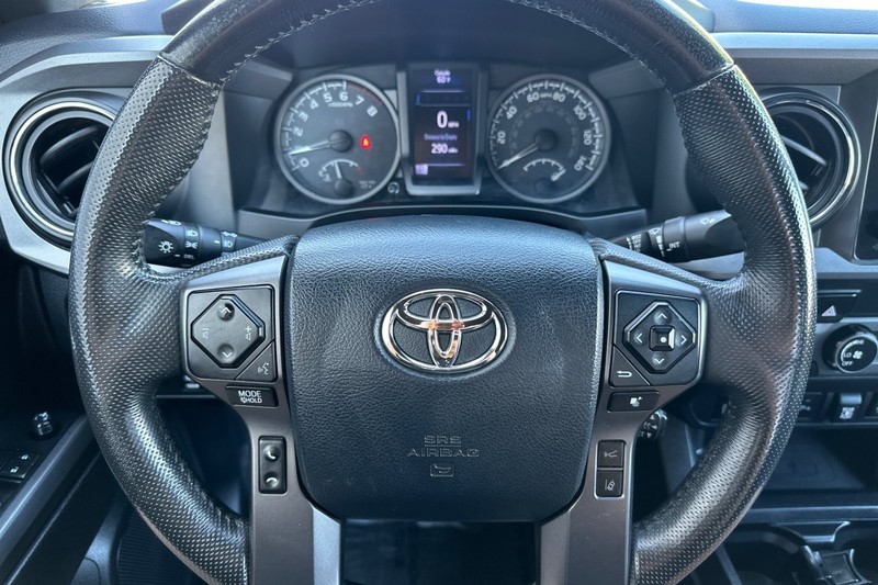 Toyota Tacoma 4WD Vehicle Full-screen Gallery Image 34