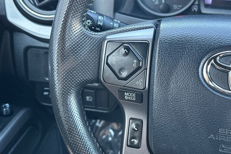 Toyota Tacoma 4WD Vehicle Full-screen Gallery Image 35
