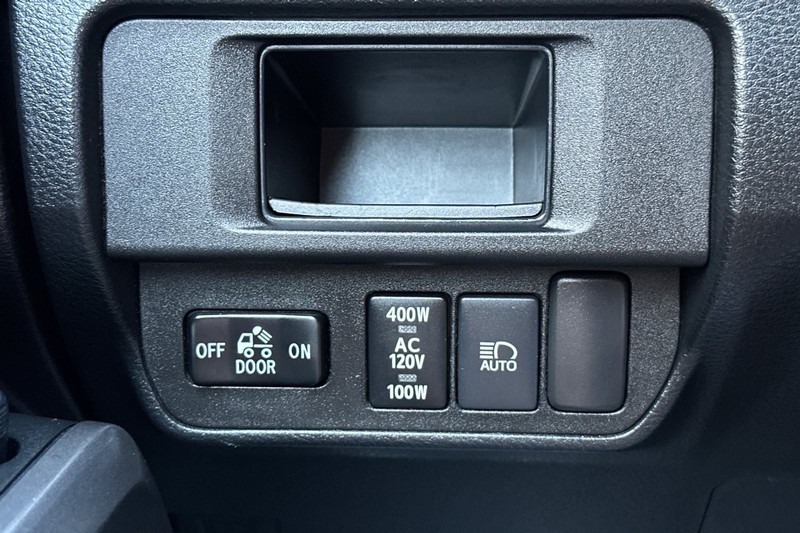 Toyota Tacoma 4WD Vehicle Full-screen Gallery Image 41