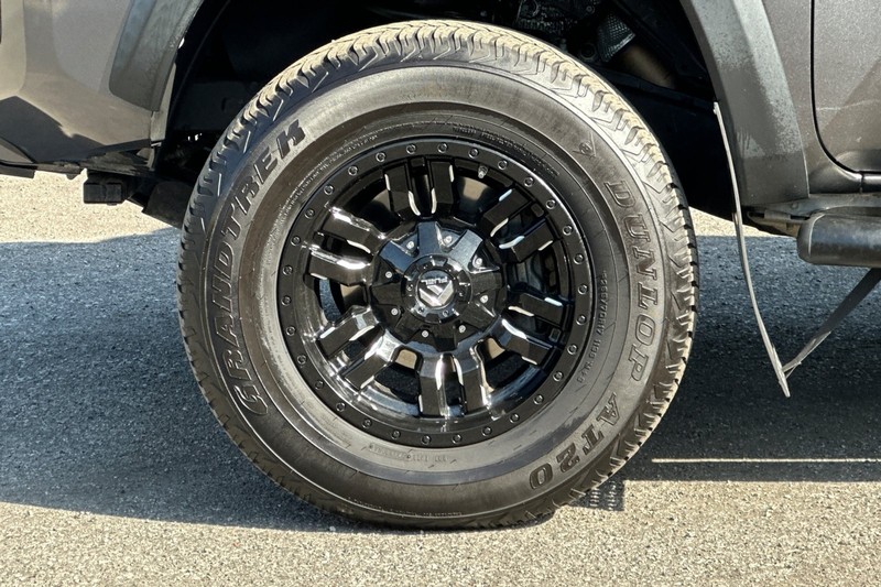 Toyota Tacoma 4WD Vehicle Full-screen Gallery Image 44
