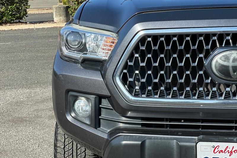 Toyota Tacoma 4WD Vehicle Full-screen Gallery Image 45