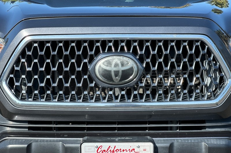 Toyota Tacoma 4WD Vehicle Full-screen Gallery Image 46