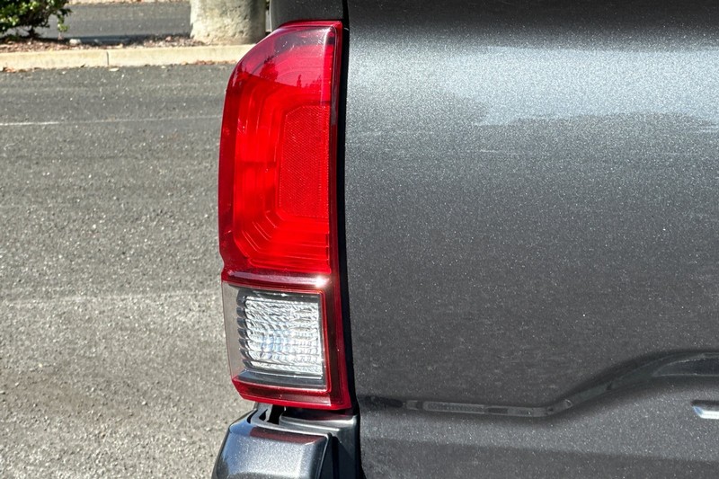 Toyota Tacoma 4WD Vehicle Full-screen Gallery Image 47
