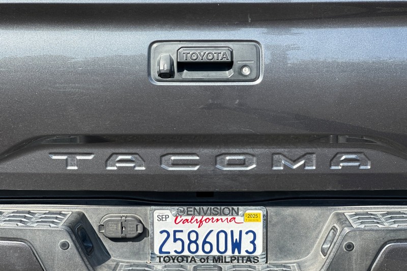 Toyota Tacoma 4WD Vehicle Full-screen Gallery Image 48