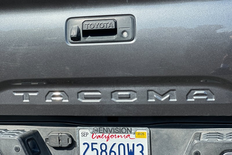 Toyota Tacoma 4WD Vehicle Full-screen Gallery Image 50