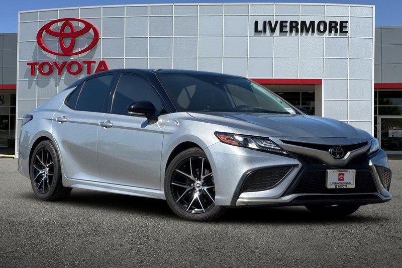 Toyota Camry Vehicle Full-screen Gallery Image 02