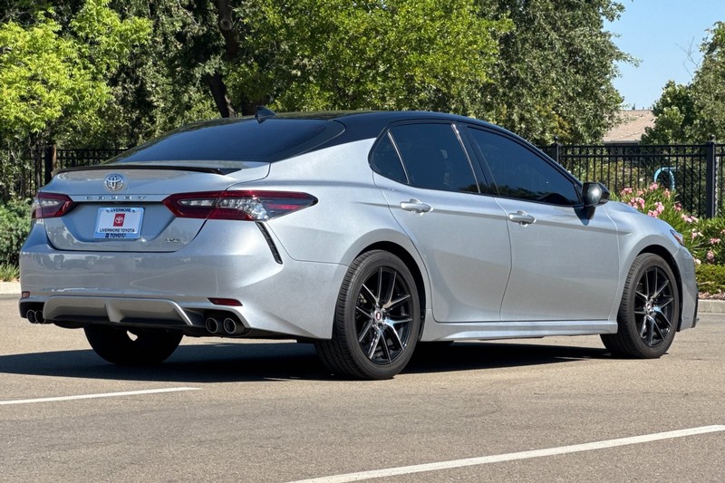 Toyota Camry Vehicle Full-screen Gallery Image 04