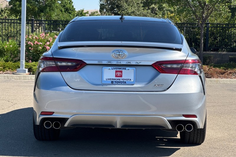 Toyota Camry Vehicle Full-screen Gallery Image 05