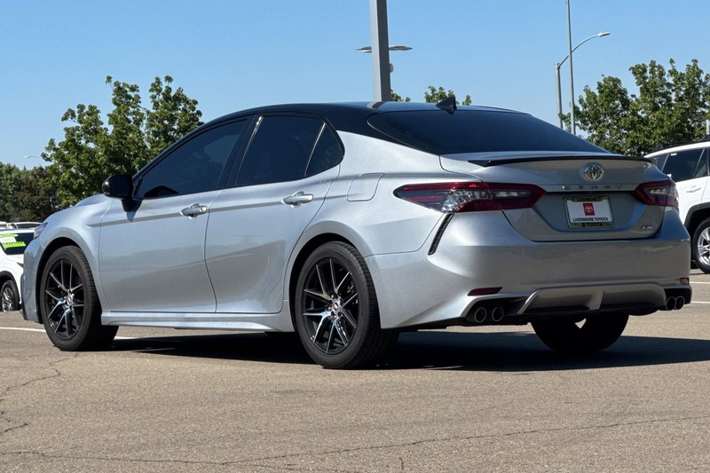Toyota Camry Vehicle Full-screen Gallery Image 06