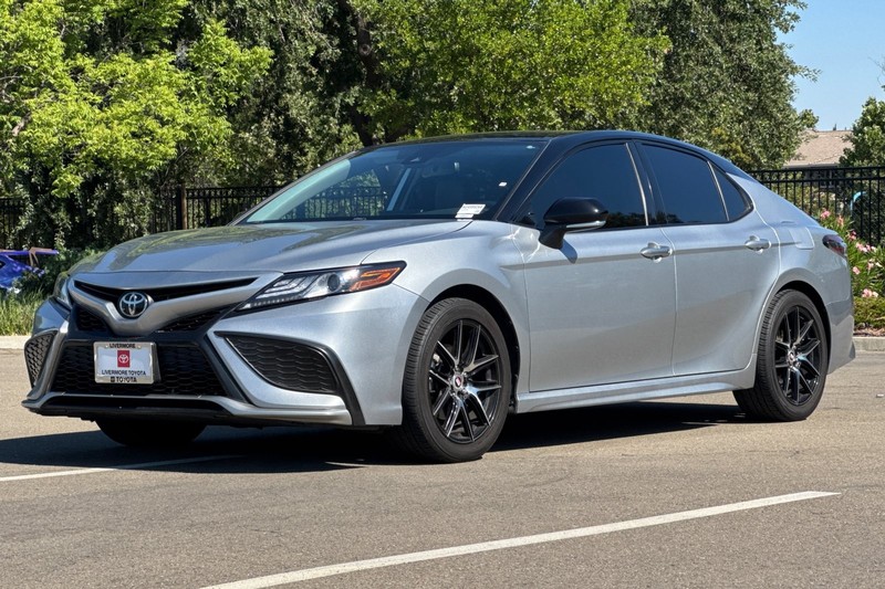 Toyota Camry Vehicle Full-screen Gallery Image 08