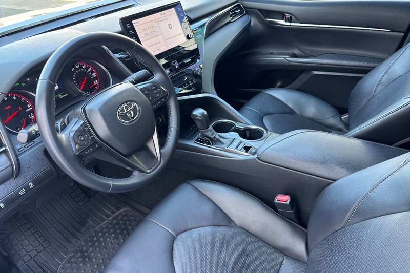 Toyota Camry Vehicle Full-screen Gallery Image 10