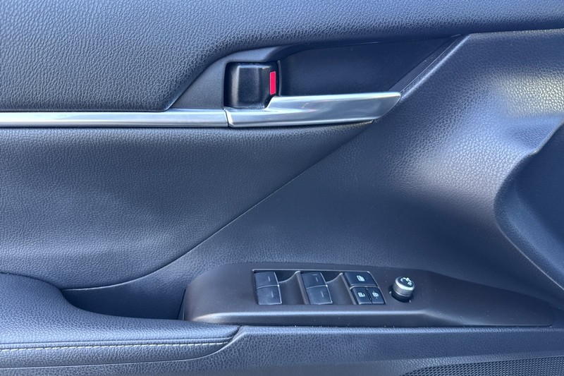 Toyota Camry Vehicle Full-screen Gallery Image 11
