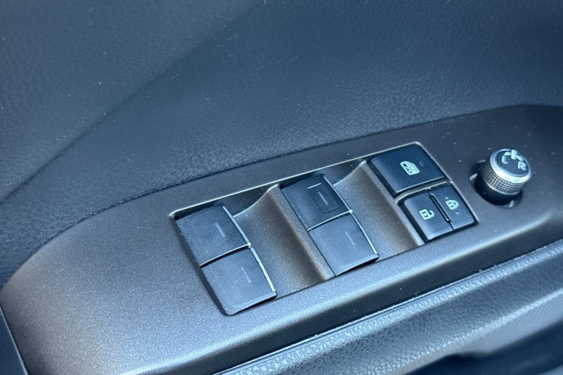 Toyota Camry Vehicle Full-screen Gallery Image 12