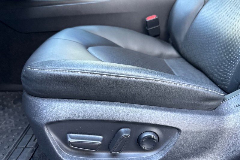 Toyota Camry Vehicle Full-screen Gallery Image 13