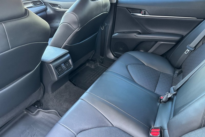 Toyota Camry Vehicle Full-screen Gallery Image 14
