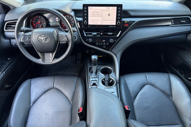 Toyota Camry Vehicle Full-screen Gallery Image 15