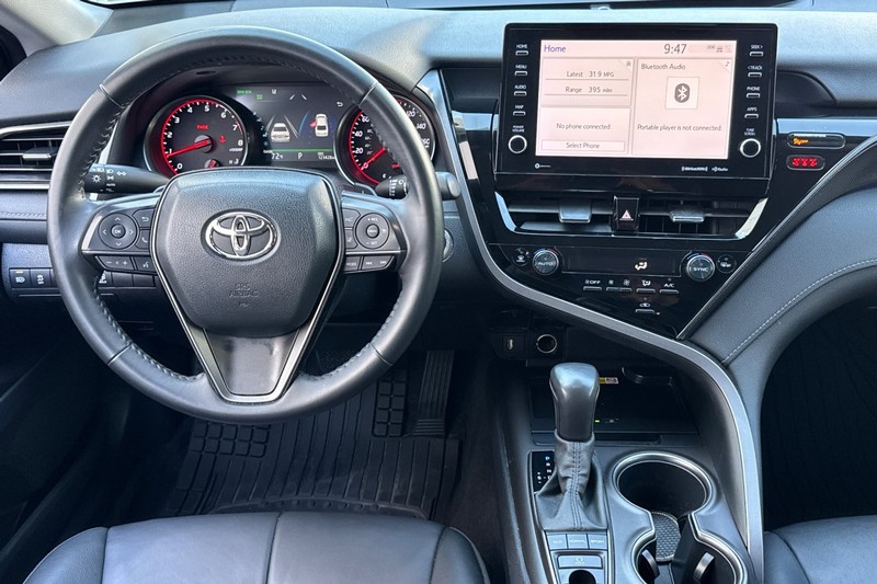 Toyota Camry Vehicle Full-screen Gallery Image 16