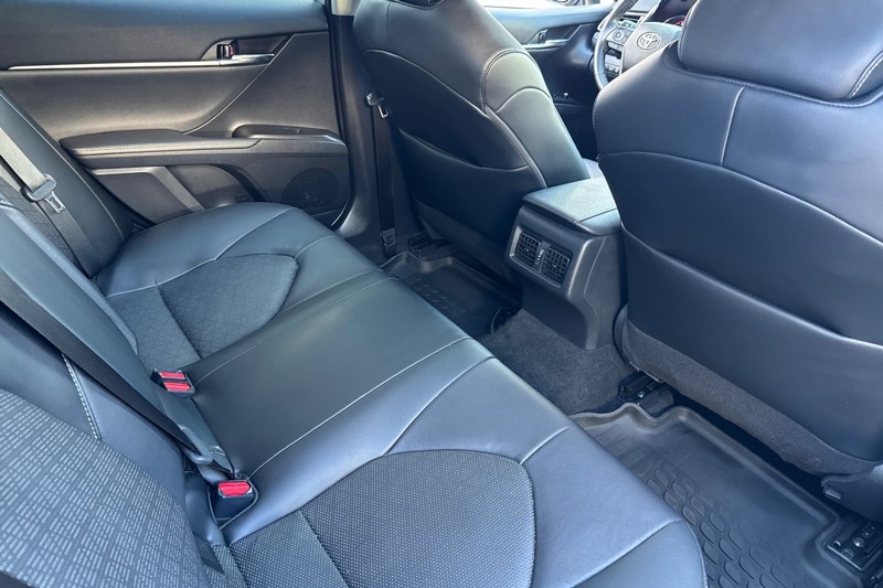 Toyota Camry Vehicle Full-screen Gallery Image 17