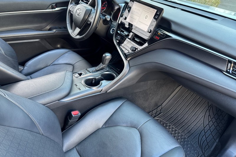 Toyota Camry Vehicle Full-screen Gallery Image 18