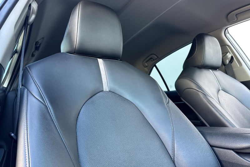 Toyota Camry Vehicle Full-screen Gallery Image 19