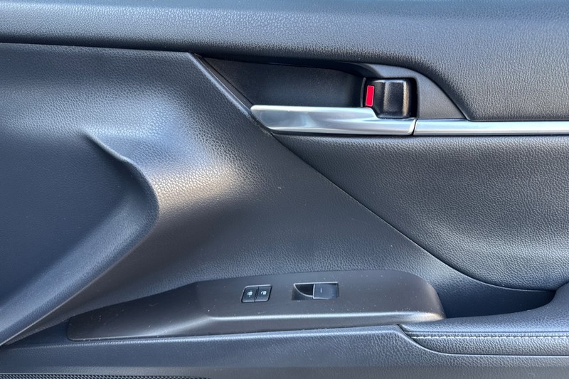 Toyota Camry Vehicle Full-screen Gallery Image 20