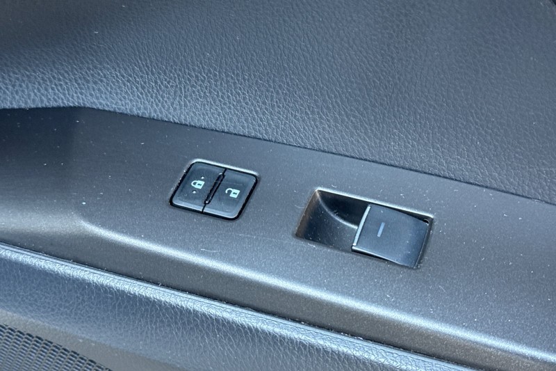 Toyota Camry Vehicle Full-screen Gallery Image 21