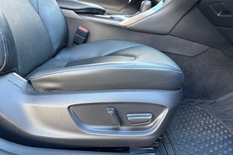 Toyota Camry Vehicle Full-screen Gallery Image 22
