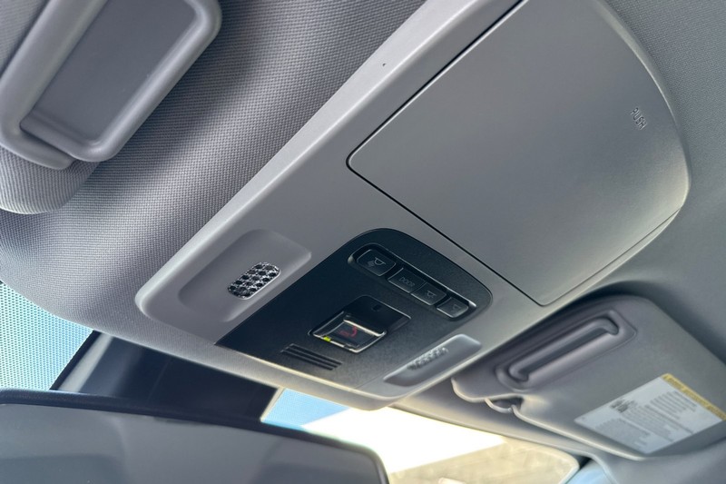 Toyota Camry Vehicle Full-screen Gallery Image 23