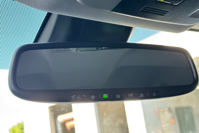 Toyota Camry Vehicle Full-screen Gallery Image 24