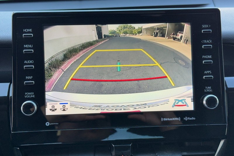 Toyota Camry Vehicle Full-screen Gallery Image 26