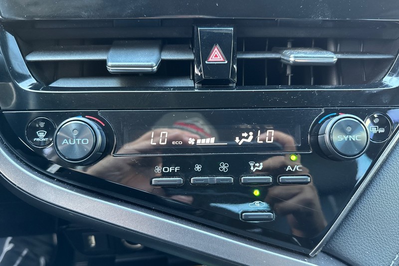 Toyota Camry Vehicle Full-screen Gallery Image 27