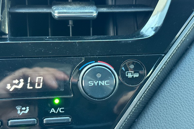 Toyota Camry Vehicle Full-screen Gallery Image 29
