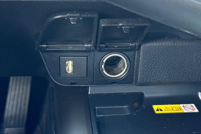 Toyota Camry Vehicle Full-screen Gallery Image 30
