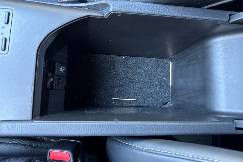 Toyota Camry Vehicle Full-screen Gallery Image 31