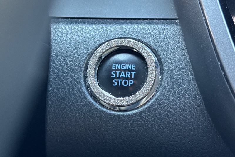 Toyota Camry Vehicle Full-screen Gallery Image 33