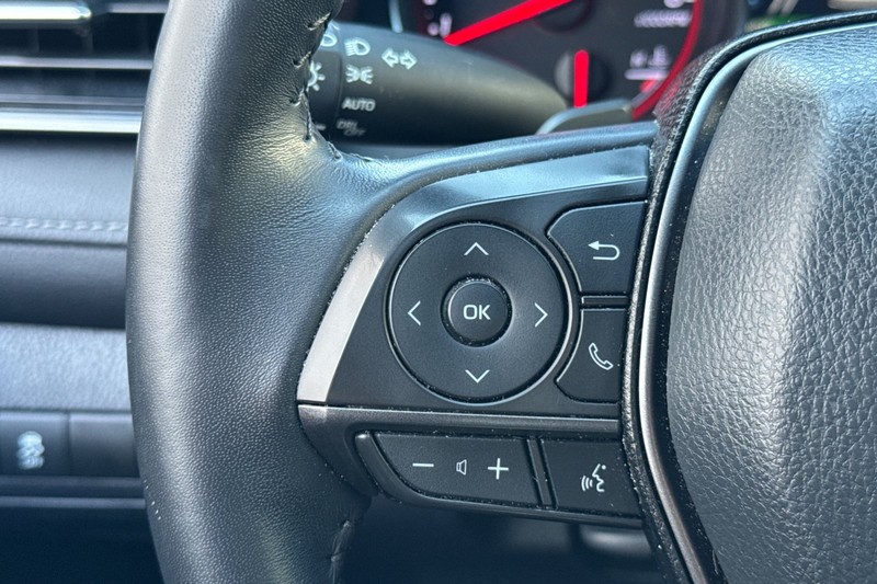 Toyota Camry Vehicle Full-screen Gallery Image 35