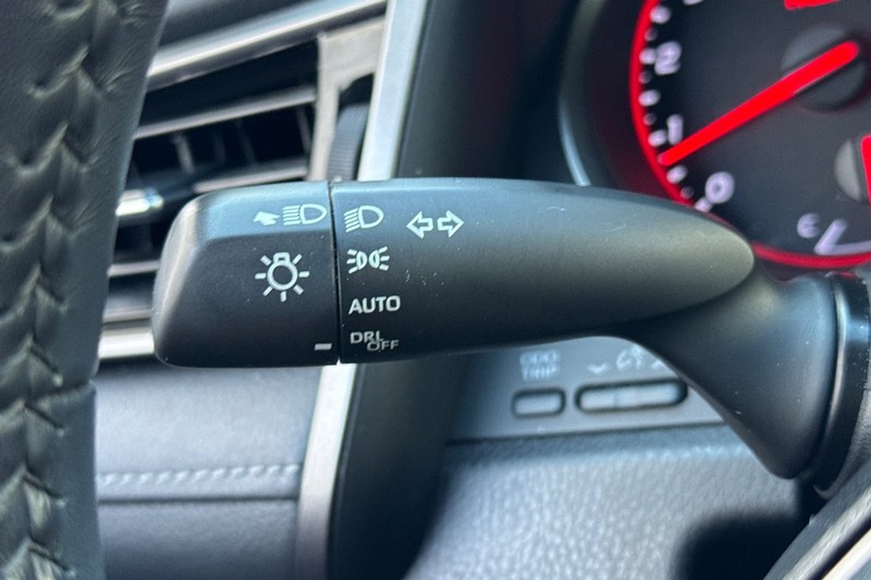 Toyota Camry Vehicle Full-screen Gallery Image 36