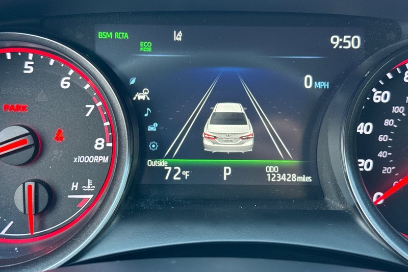 Toyota Camry Vehicle Full-screen Gallery Image 39