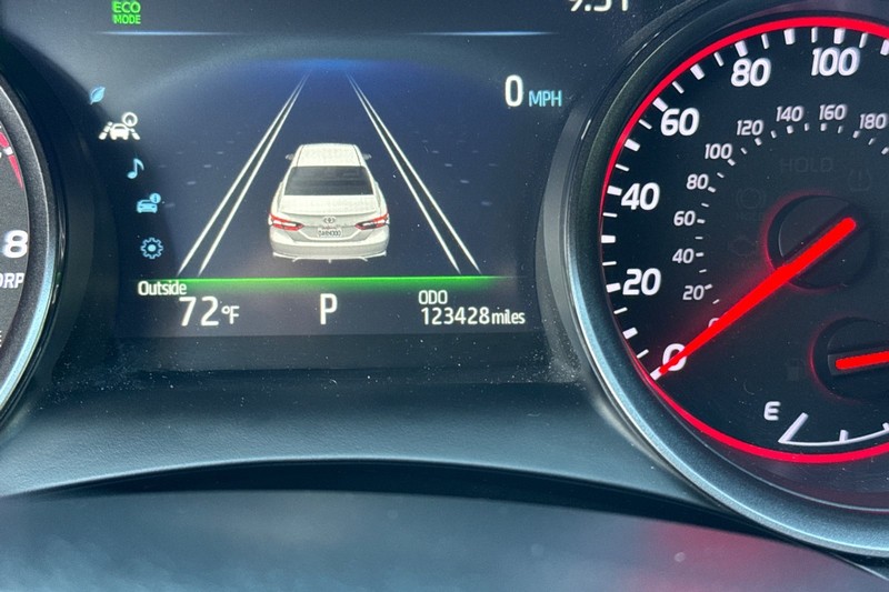 Toyota Camry Vehicle Full-screen Gallery Image 40