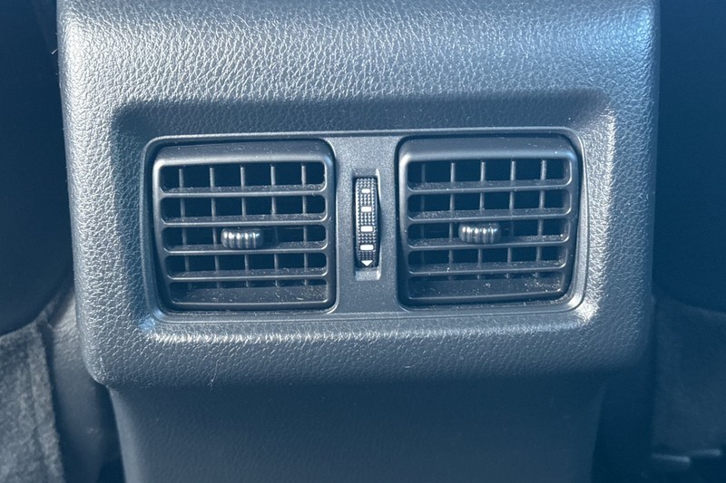Toyota Camry Vehicle Full-screen Gallery Image 42
